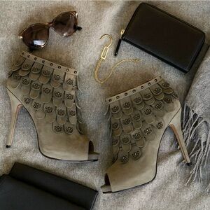 Givanno peep toe suede scalloped studded heels ❤️